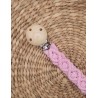Attache-tétine rose macramé