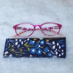 Étui à lunettes fleurs sur fond bleu marine
